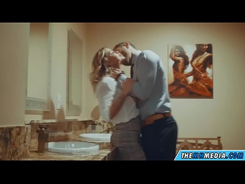 ❤️ כשבלונדינית חזה מפתה אותך בשירותים ציבוריים ️ פורנו תוצרת בית אצלנו ❌️